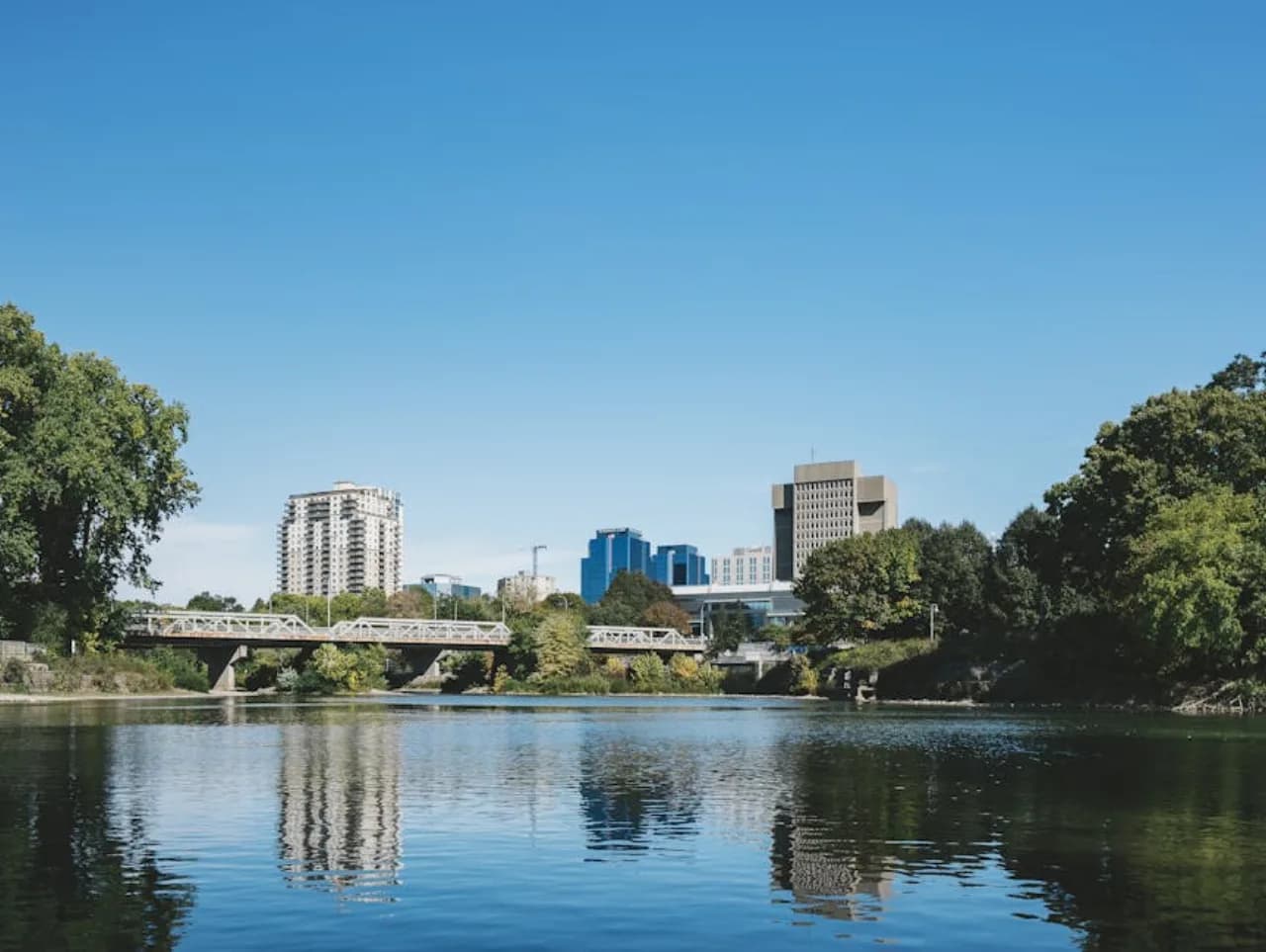 Vue de Cambridge, Ontario, Canada — vente, location et installation de clôtures par Fenced.ca