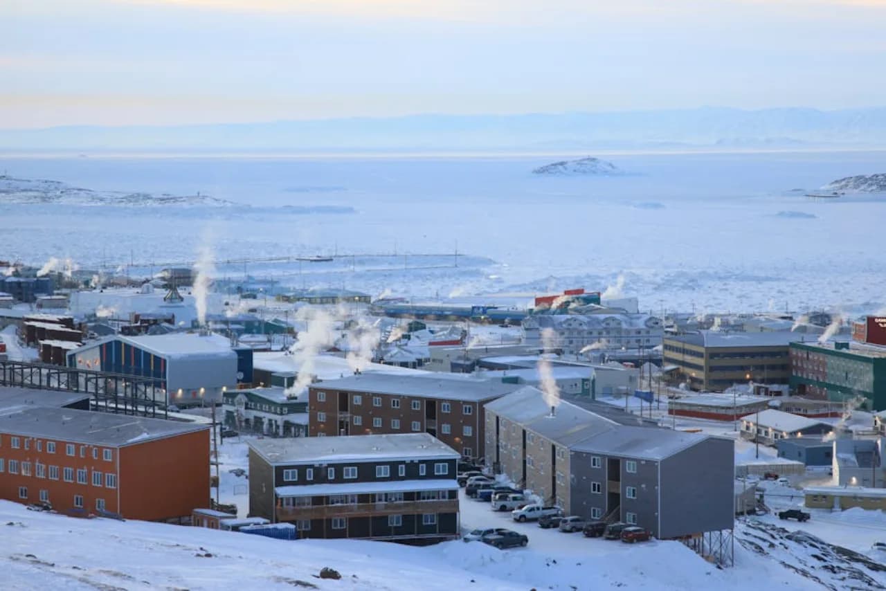 Vue de Iqaluit, Nunavut, Canada — vente, location et installation de clôtures par Fenced.ca