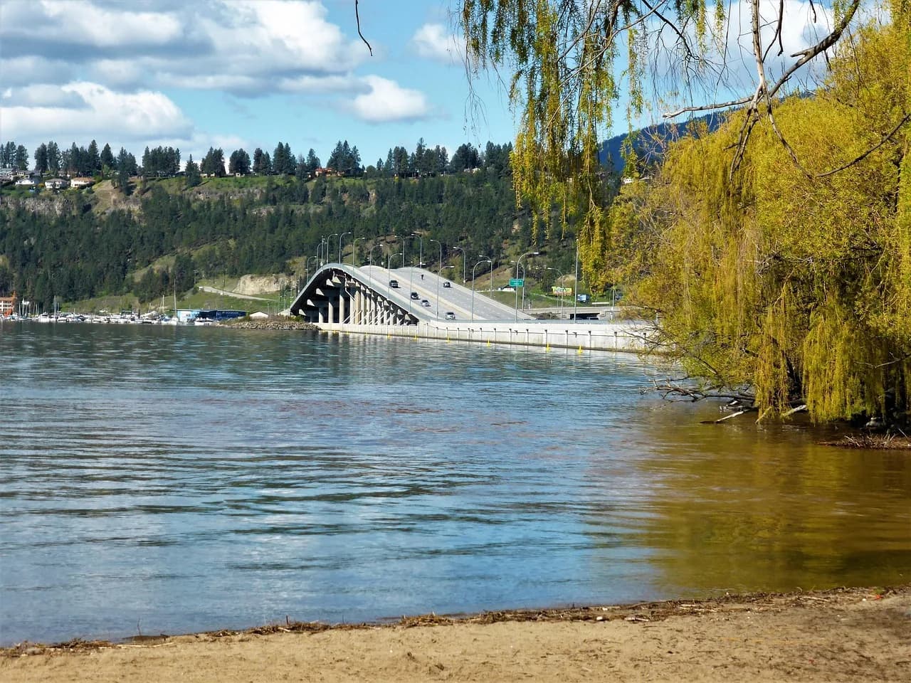 Vue de Kelowna, British Columbia, Canada — vente, location et installation de clôtures par Fenced.ca