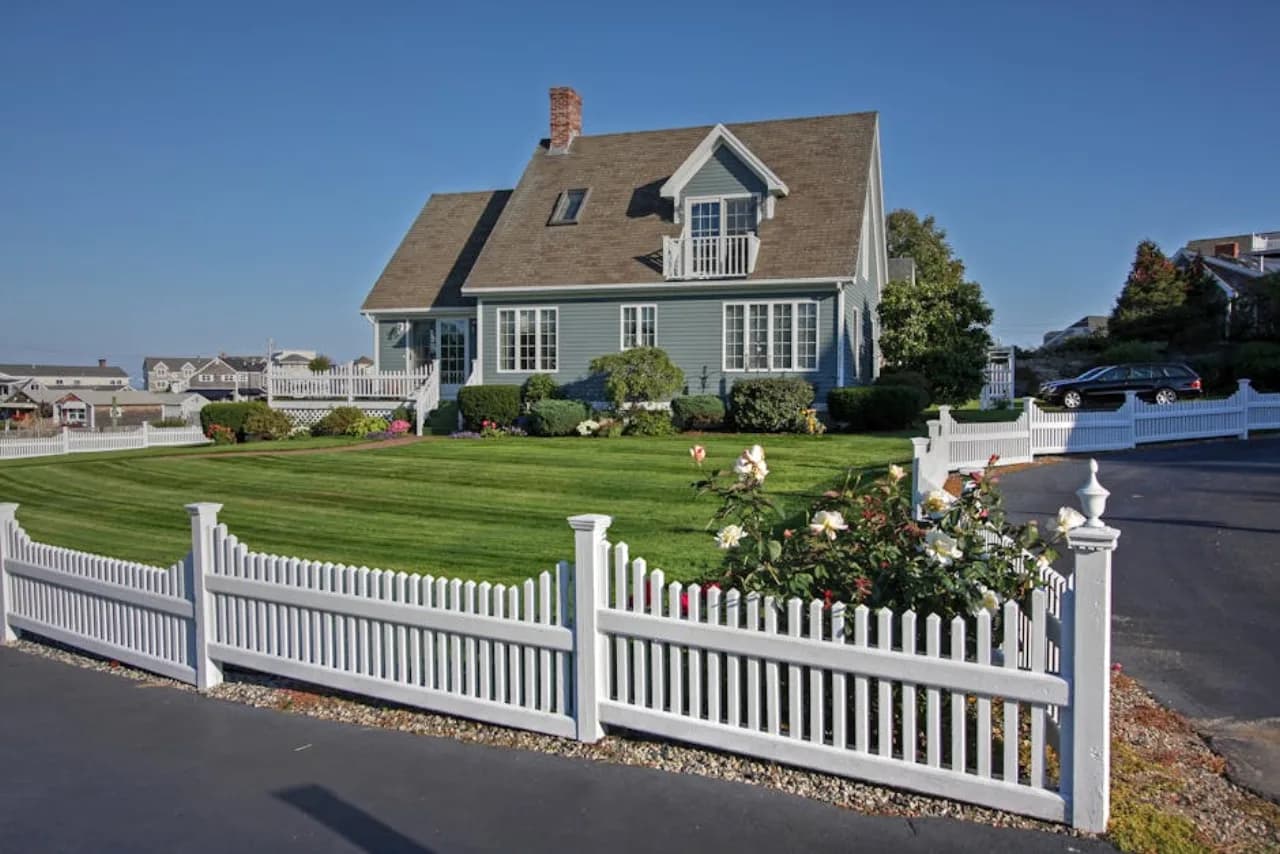 Clôture à piquets — Fenced.ca