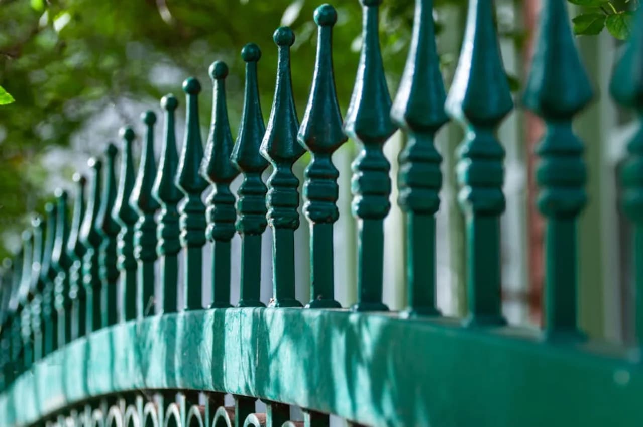 Clôture en fer forgé — vente, location et installation par Fenced.ca partout au Canada